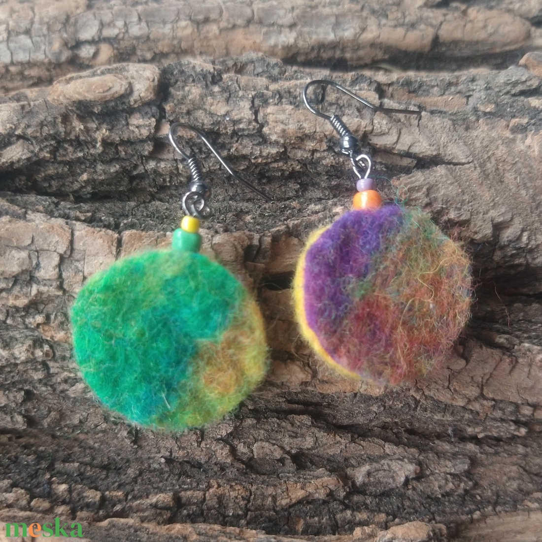 Színvarázs pici korong fülbevaló -nemezelt fülbevaló  - ékszer - fülbevaló - lógó fülbevaló - Meska.hu