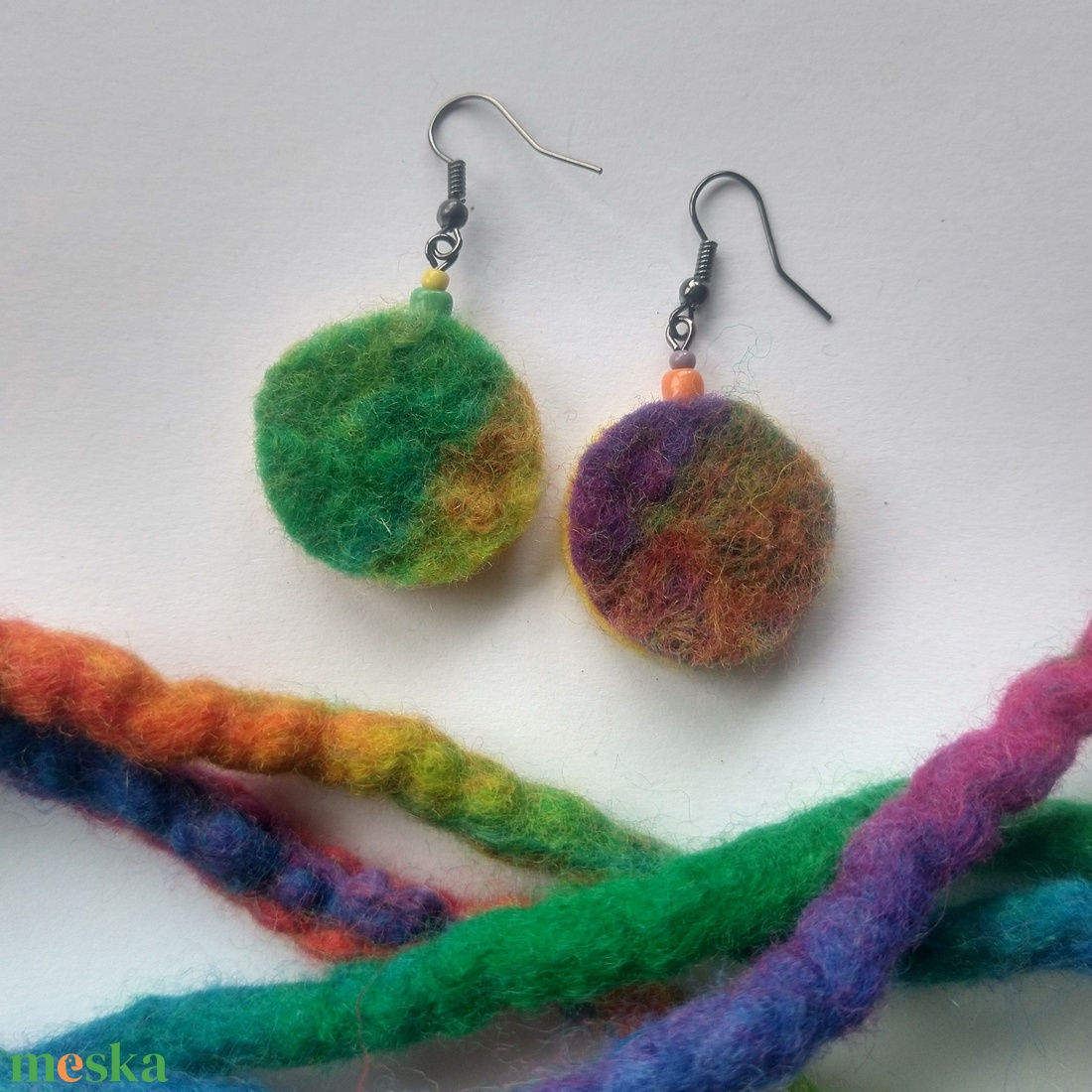 Színvarázs pici korong fülbevaló -nemezelt fülbevaló  - ékszer - fülbevaló - lógó fülbevaló - Meska.hu