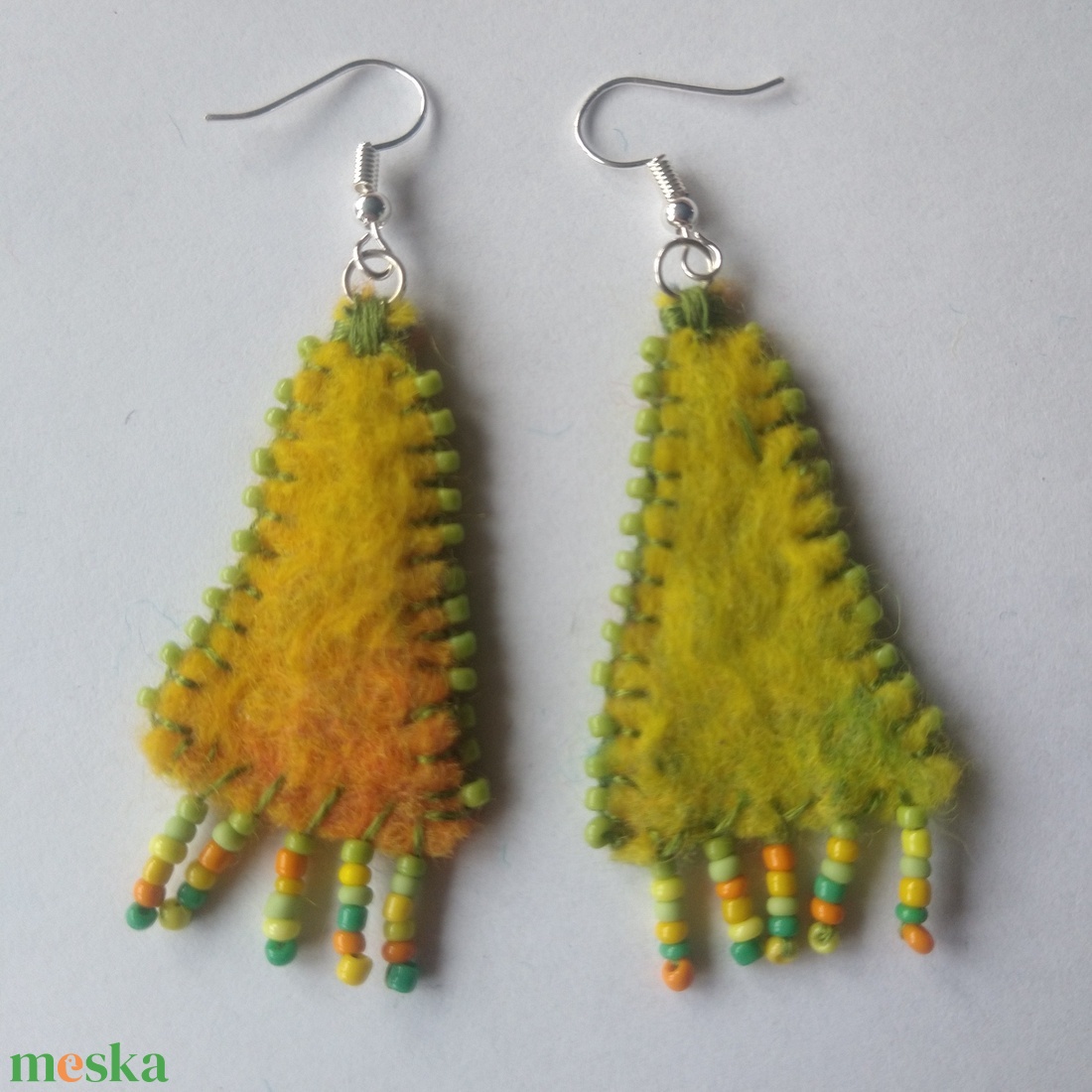 Színvarázs fülbevaló -nemezelt fülbevaló gyönggyel  - ékszer - fülbevaló - lógó fülbevaló - Meska.hu