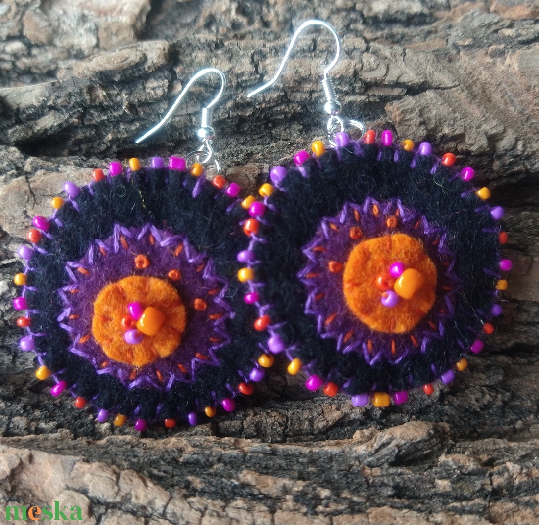 Nyári éjszaka, korong fülbevaló - gyapjúfilc fülbevaló gyönggyel - ékszer - fülbevaló - lógó fülbevaló - Meska.hu