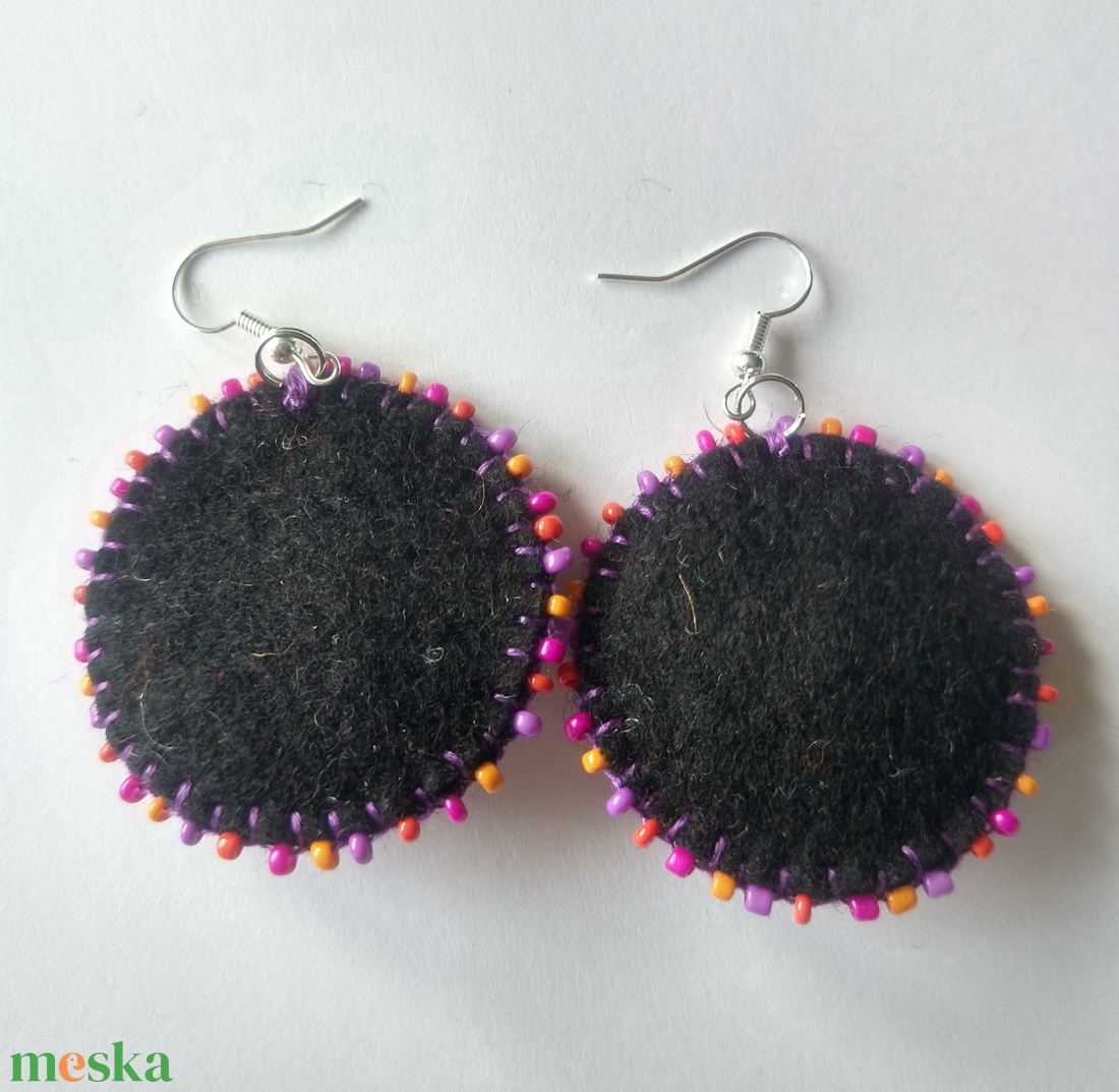 Nyári éjszaka, korong fülbevaló - gyapjúfilc fülbevaló gyönggyel - ékszer - fülbevaló - lógó fülbevaló - Meska.hu