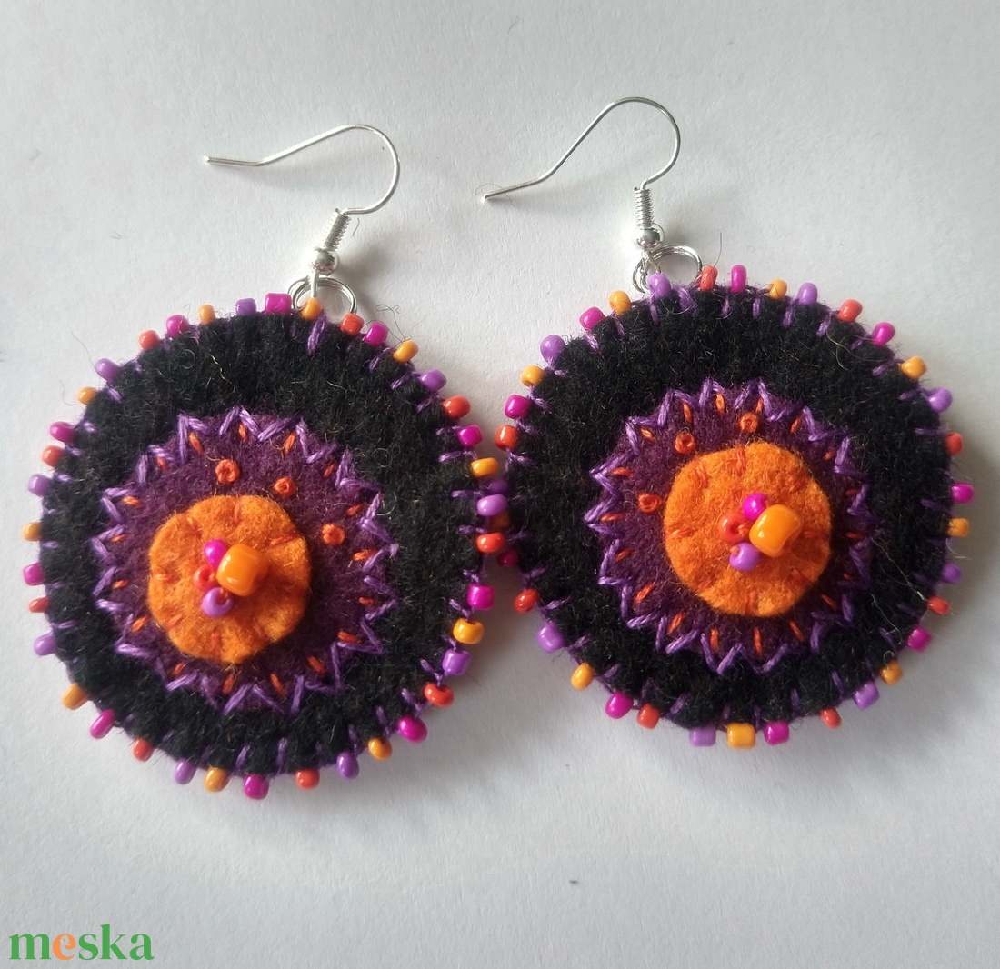 Nyári éjszaka, korong fülbevaló - gyapjúfilc fülbevaló gyönggyel - ékszer - fülbevaló - lógó fülbevaló - Meska.hu