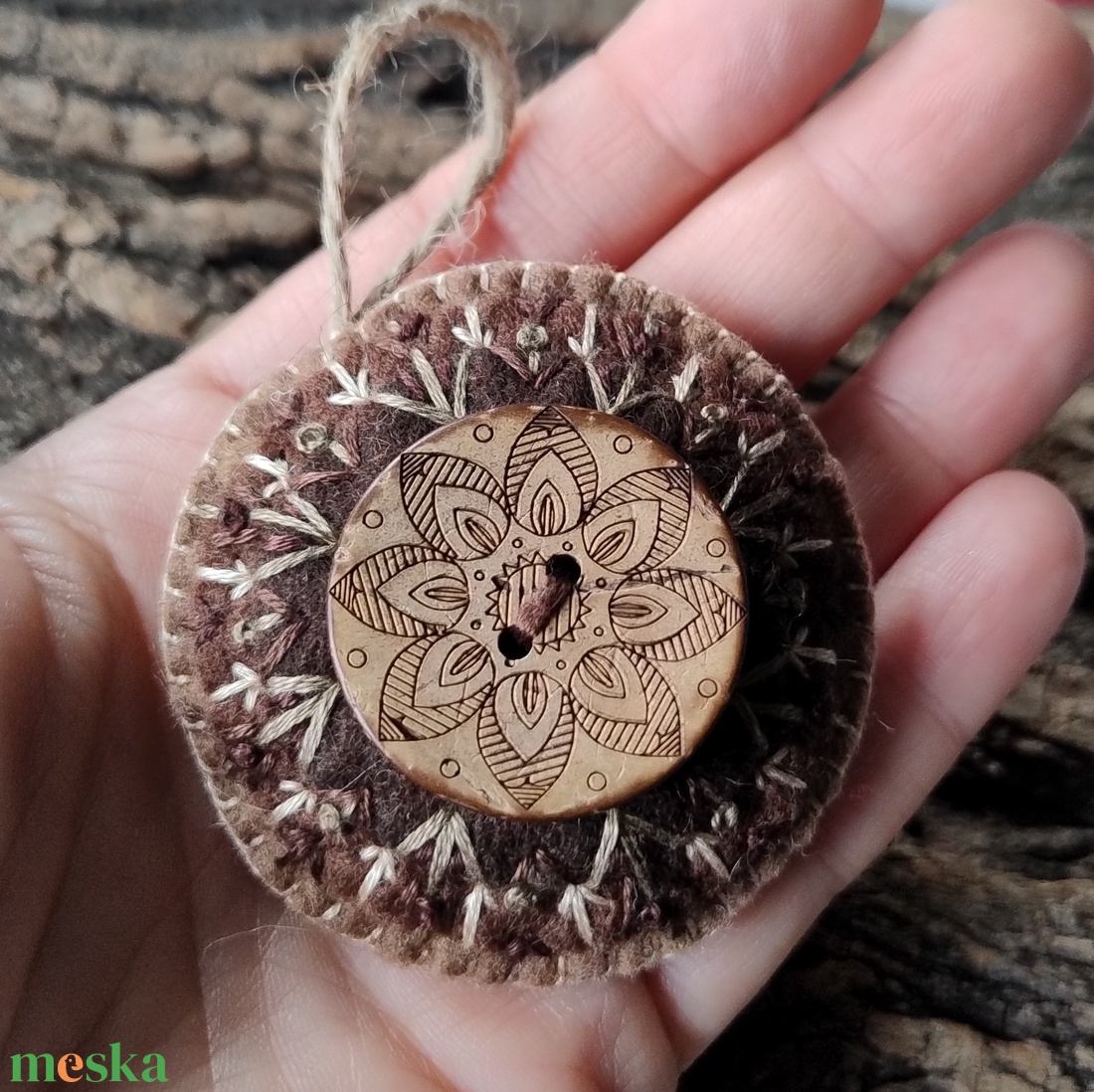 Föld mandala - hímzett gyapjúfilc mandala kulcstartó, kitűző, táska dísz, bross - ékszer - kitűző és bross - Meska.hu