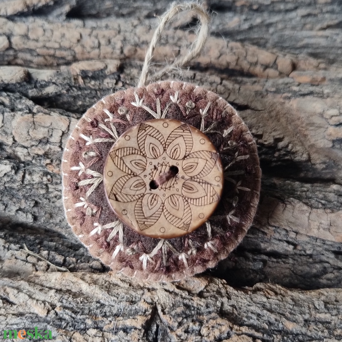 Föld mandala - hímzett gyapjúfilc mandala kulcstartó, kitűző, táska dísz, bross - ékszer - kitűző és bross - Meska.hu