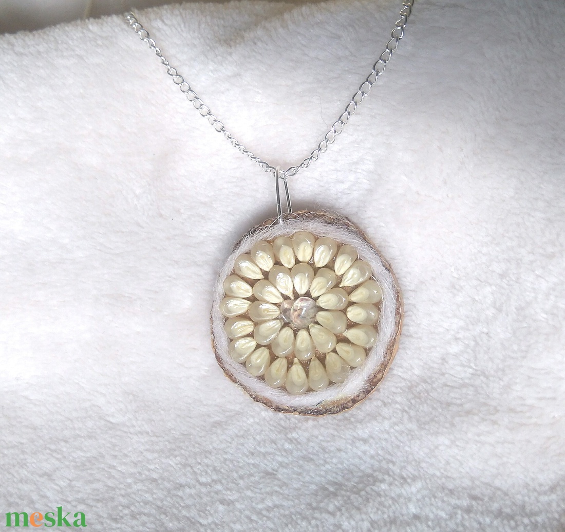 Fehér medál természetes anyagokból -  - Meska.hu