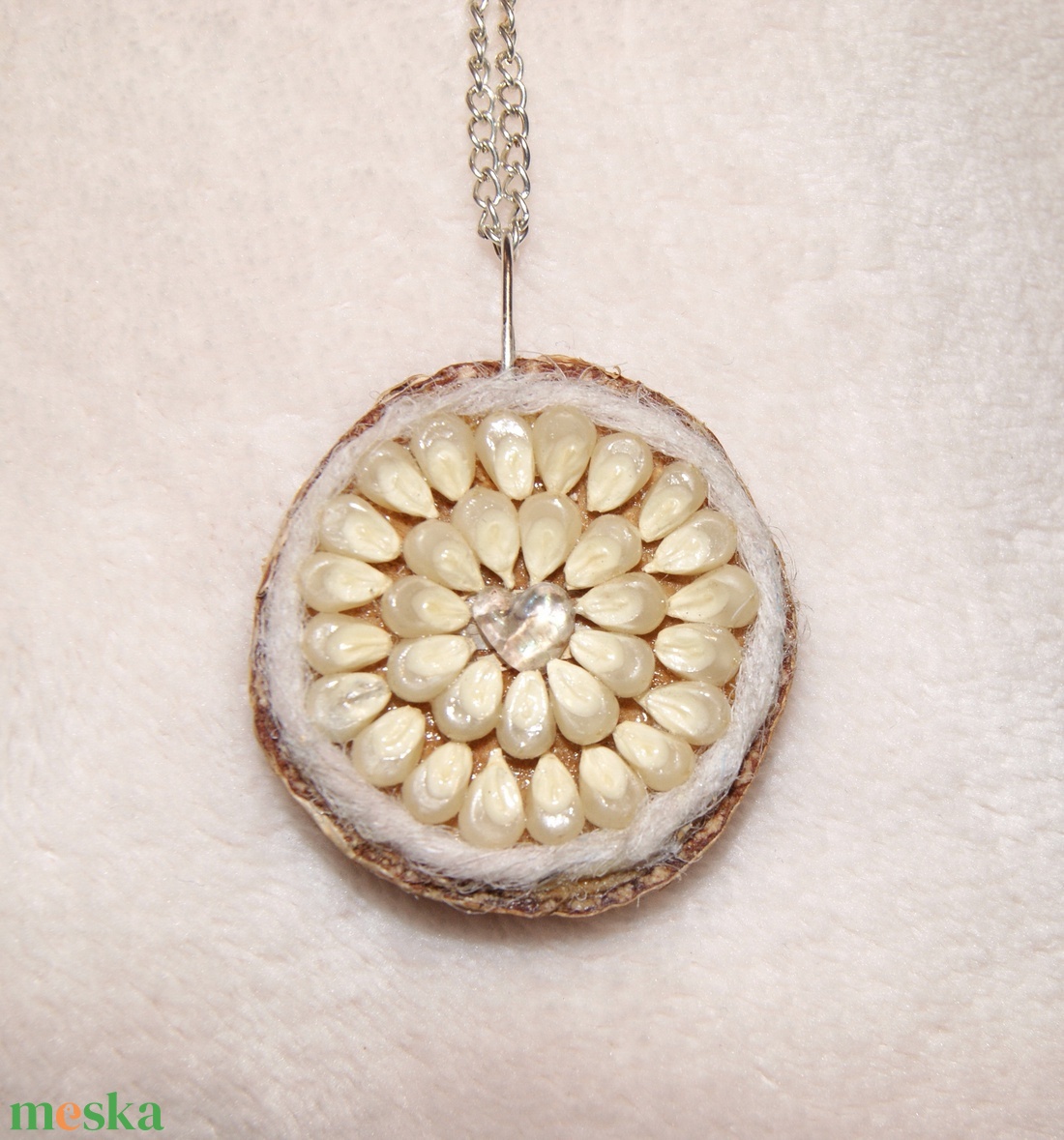 Fehér medál természetes anyagokból -  - Meska.hu