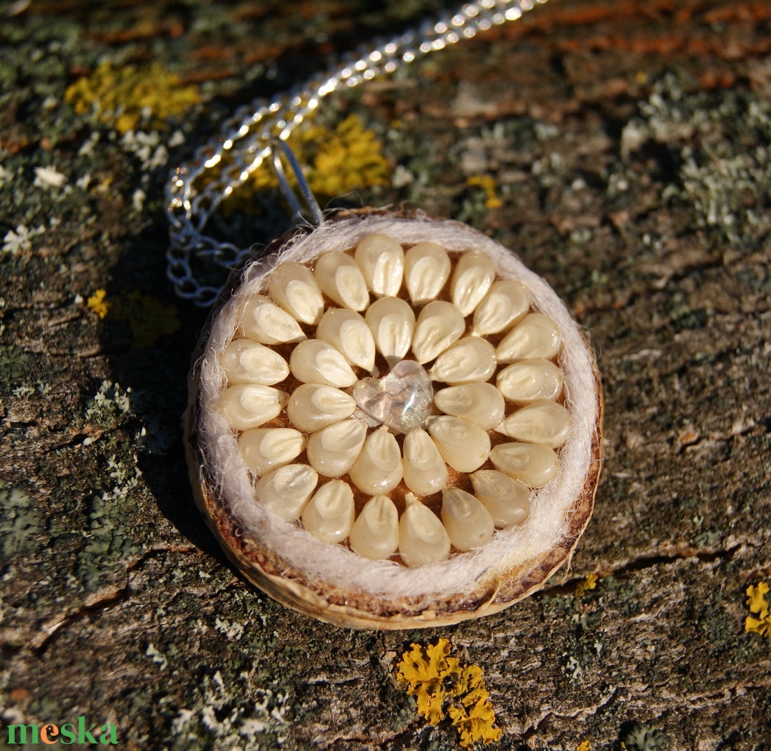 Fehér medál természetes anyagokból -  - Meska.hu