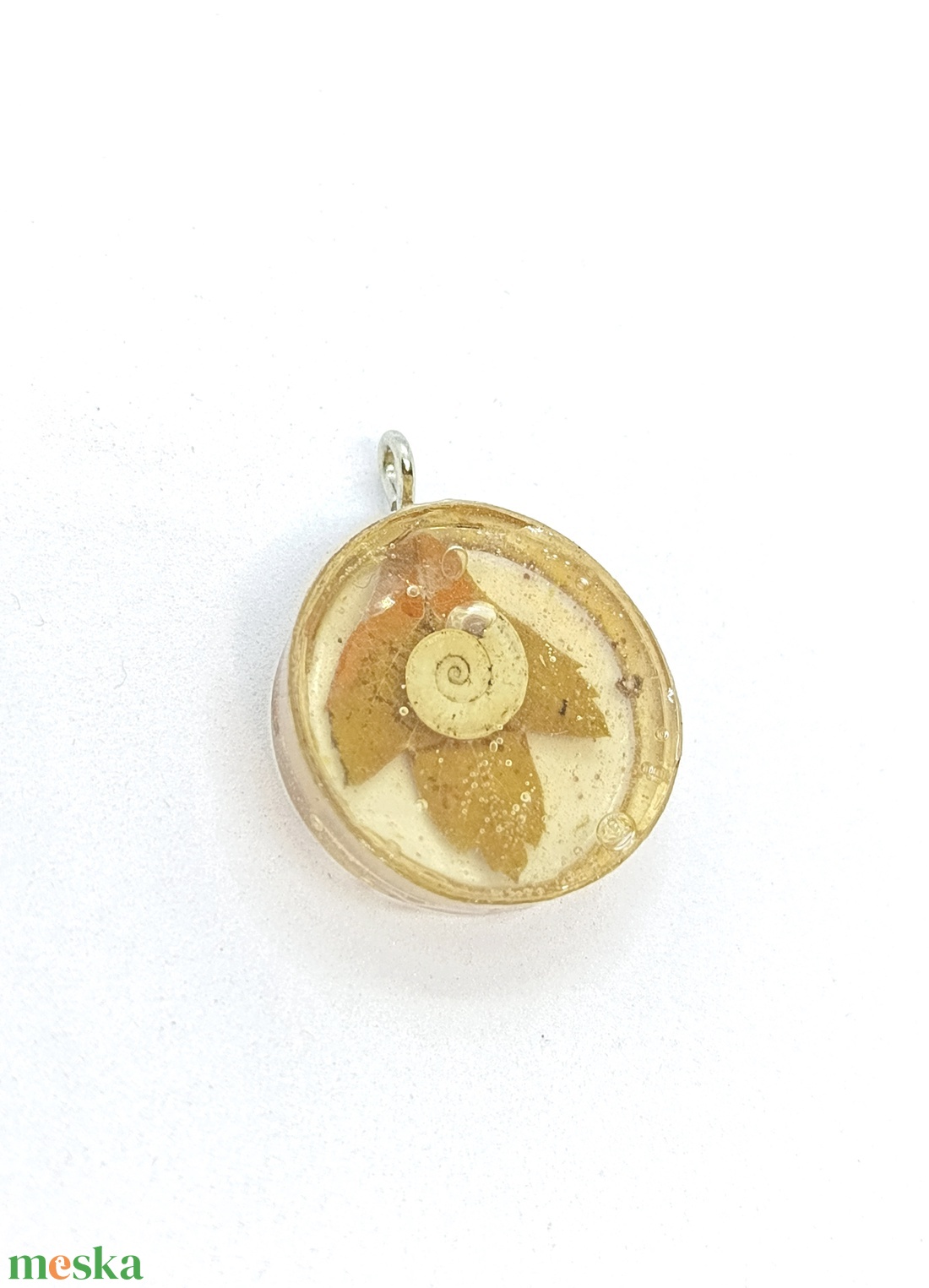 Gyanta medál galagonyalevéllel, csigával - ékszer - nyaklánc - medál - Meska.hu
