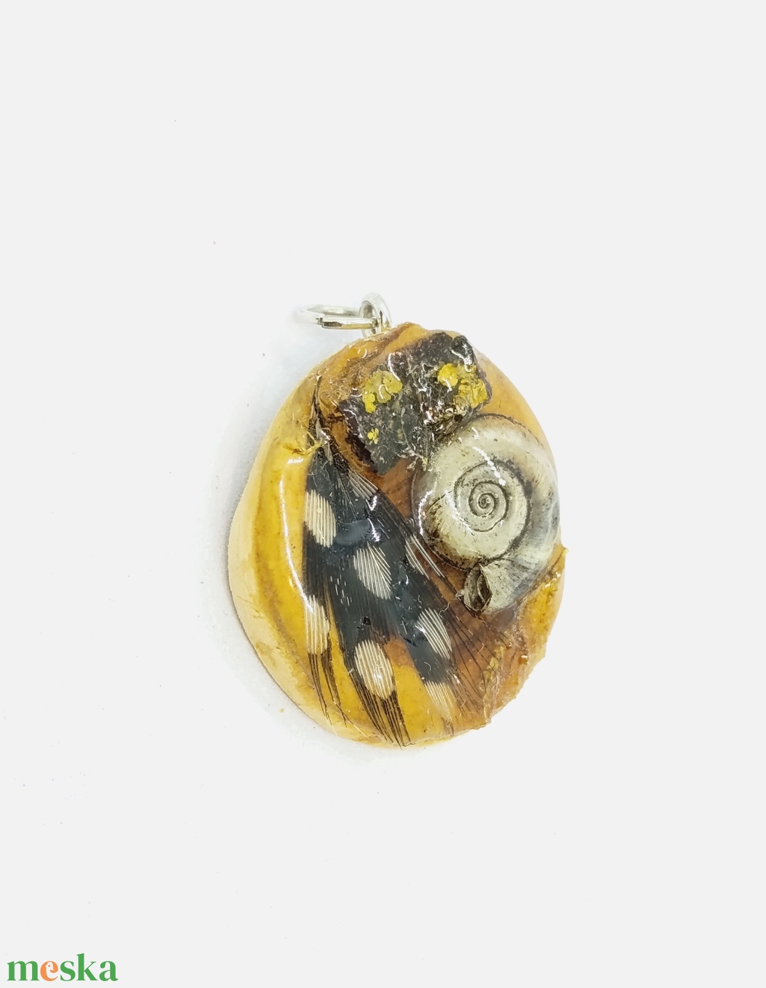 Csigás tollas gyantamedál - ékszer - nyaklánc - medál - Meska.hu