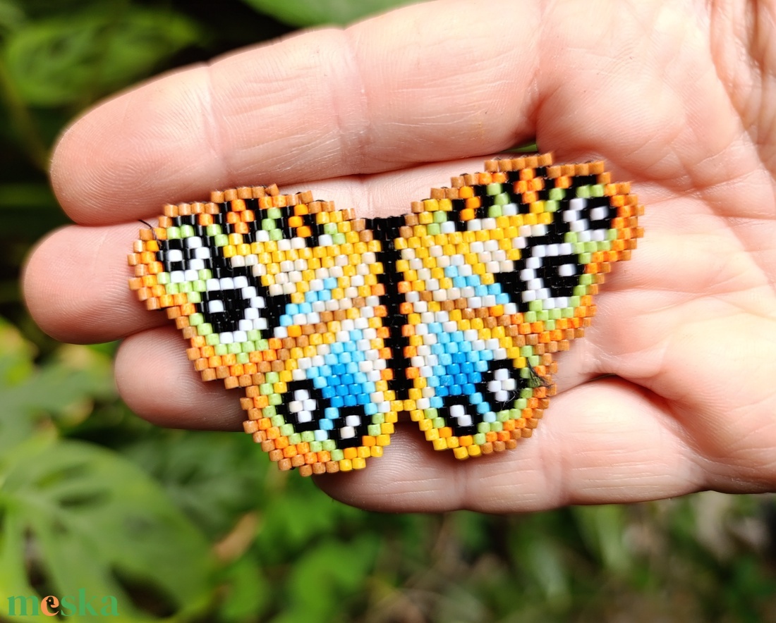 Pillangó peyote medál sodrony szálon - ékszer - nyaklánc - medálos nyaklánc - Meska.hu