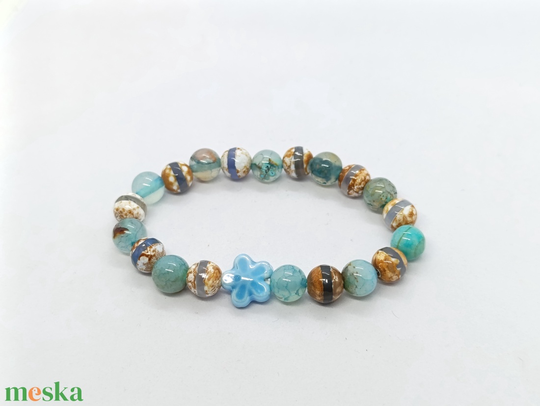Kék karkötő dzi acháttal, kerámia virággal  - ékszer - karkötő - ásványkarkötő - Meska.hu