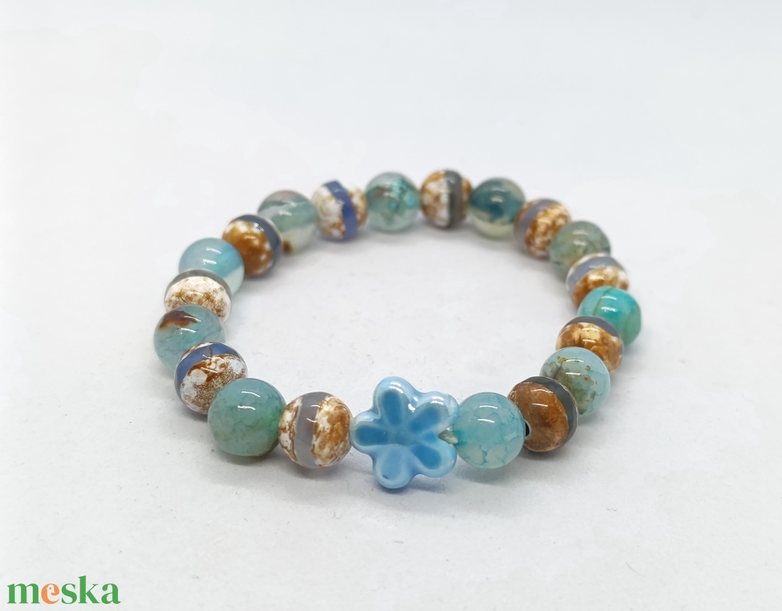 Kék karkötő dzi acháttal, kerámia virággal  - ékszer - karkötő - ásványkarkötő - Meska.hu