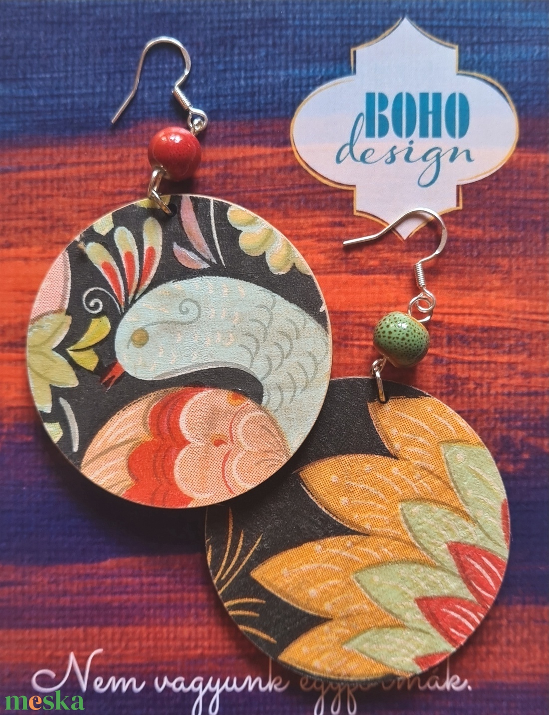 BOHOdesign aszimmetrikus fülbevaló - Színes tollú madár - ékszer - fülbevaló - lógós kerek fülbevaló - Meska.hu