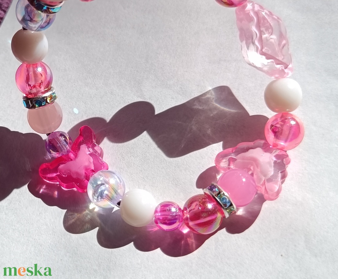 Hot pink rugalmas karkötő pillangó és vintage gyöngyökkel  - ékszer - karkötő - gyöngyös karkötő - Meska.hu