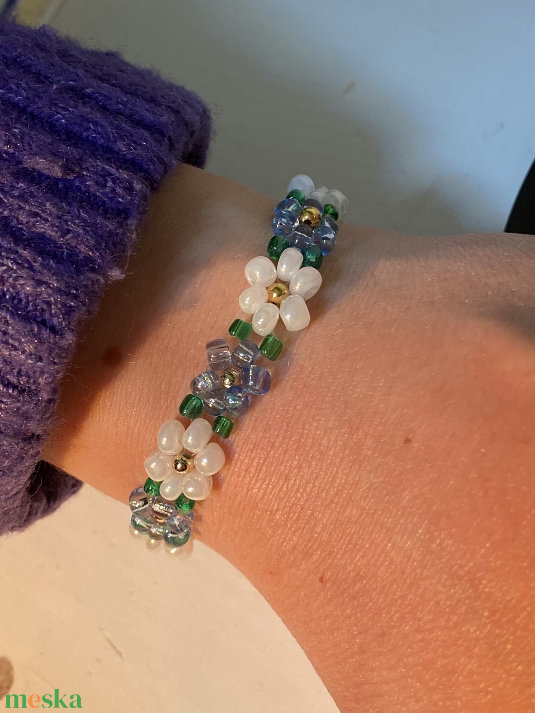 Kék-fehér virágos karkötő - ékszer - karkötő - gyöngyös karkötő - Meska.hu