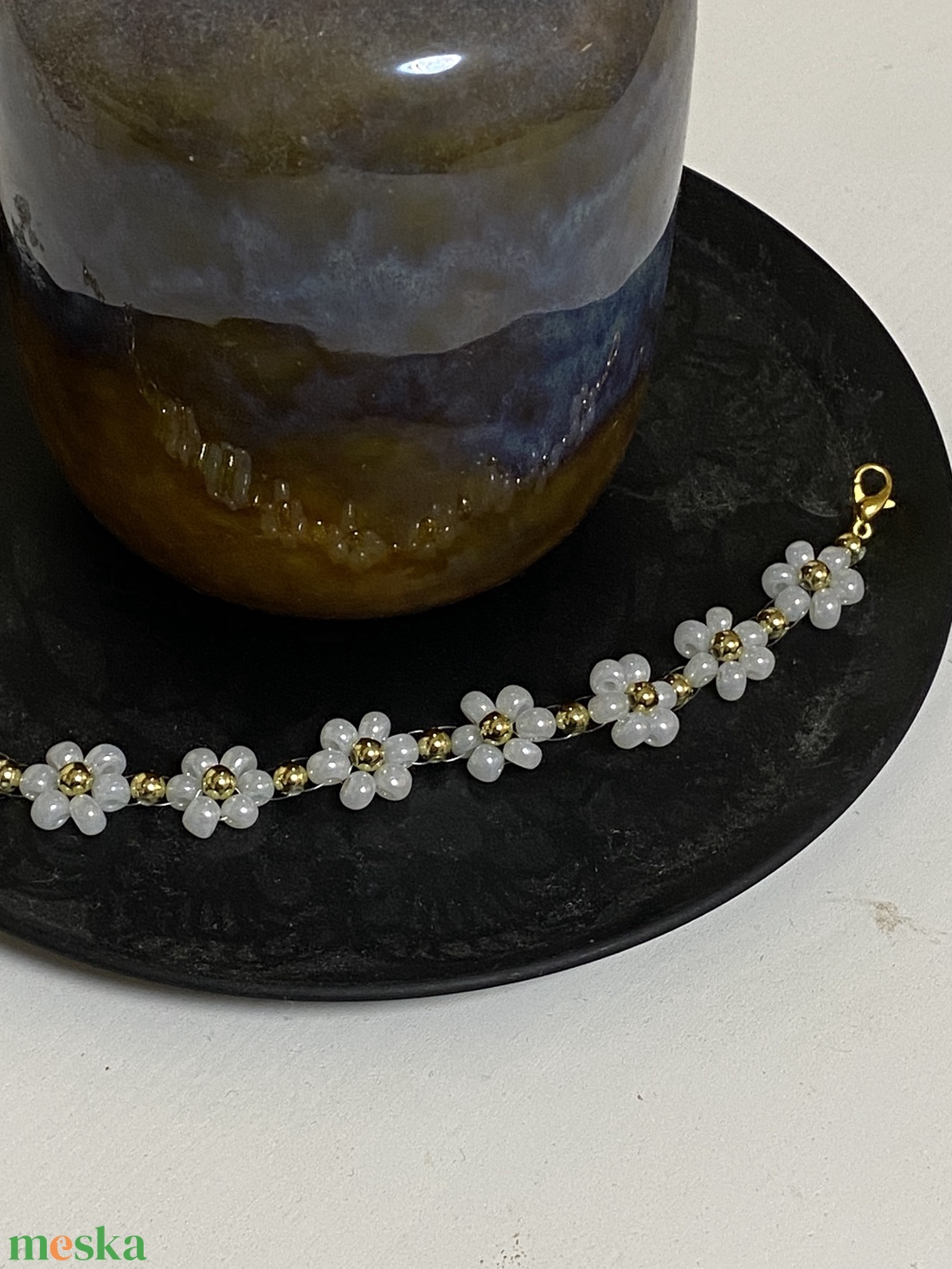 Fehér virágos karkötő - ékszer - karkötő - gyöngyös karkötő - Meska.hu