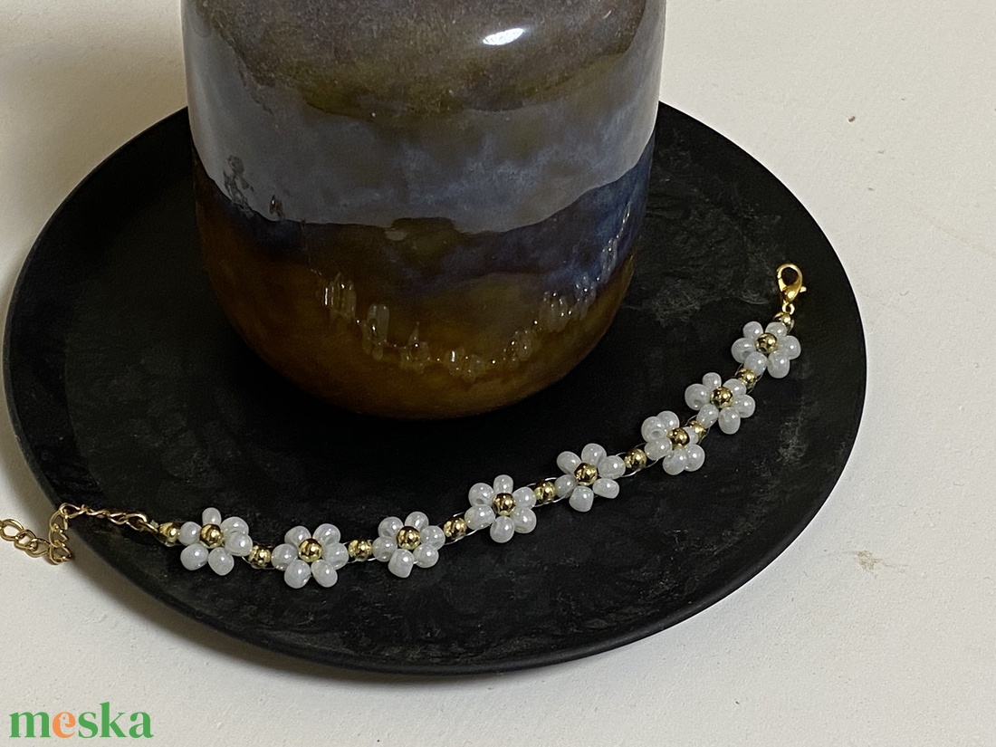 Fehér virágos karkötő - ékszer - karkötő - gyöngyös karkötő - Meska.hu