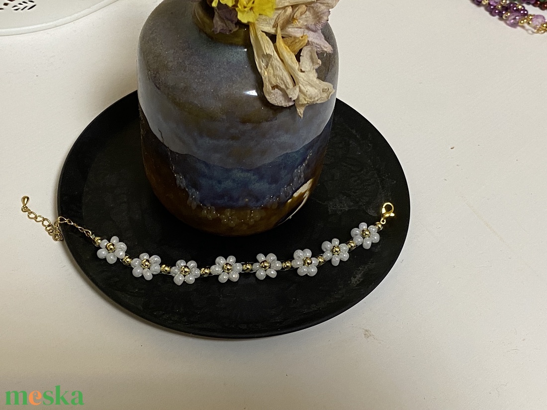 Fehér virágos karkötő - ékszer - karkötő - gyöngyös karkötő - Meska.hu