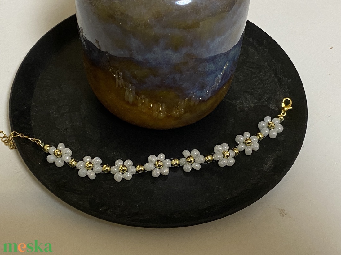 Fehér virágos karkötő - ékszer - karkötő - gyöngyös karkötő - Meska.hu