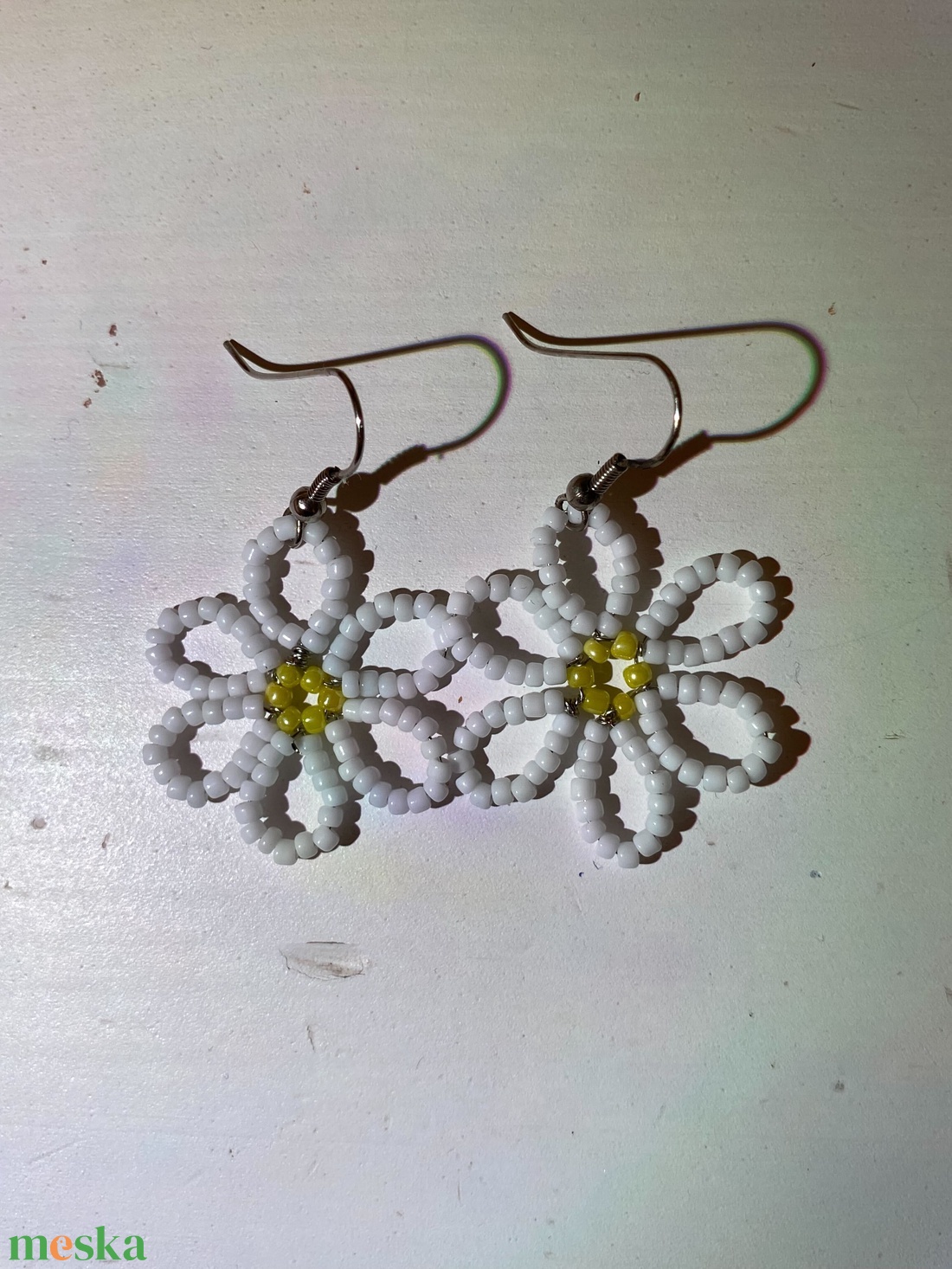 Fehér virág fülbevaló - ékszer - fülbevaló - lógó fülbevaló - Meska.hu