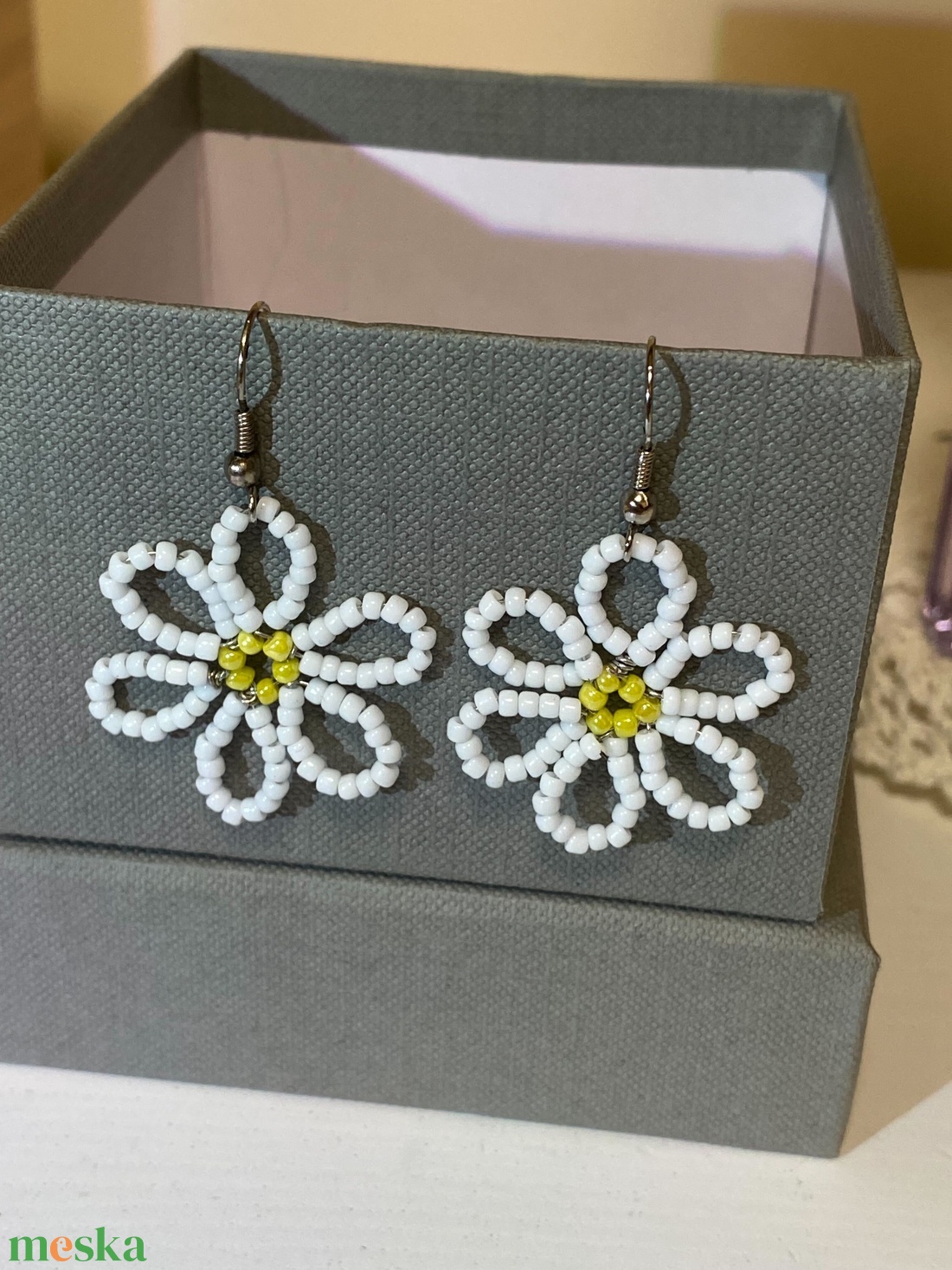 Fehér virág fülbevaló - ékszer - fülbevaló - lógó fülbevaló - Meska.hu