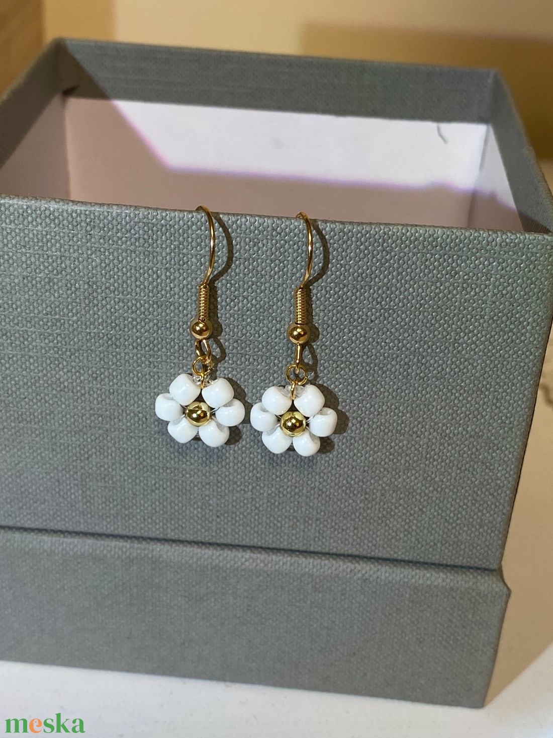 Kis százszorszép fülbevaló - ékszer - fülbevaló - lógó fülbevaló - Meska.hu