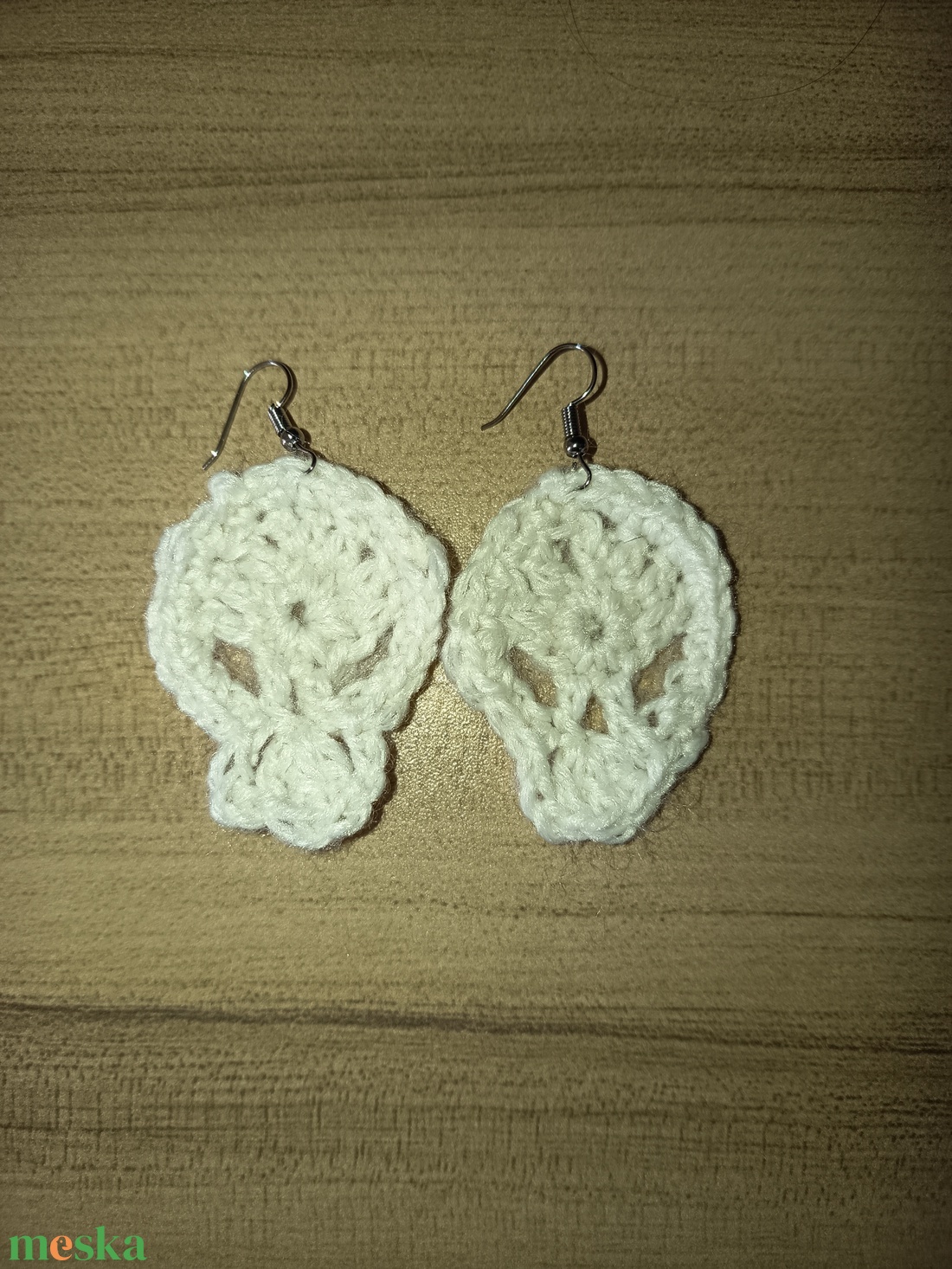 Horgolt koponya fülbevaló - ékszer - karkötő - széles karkötő - Meska.hu