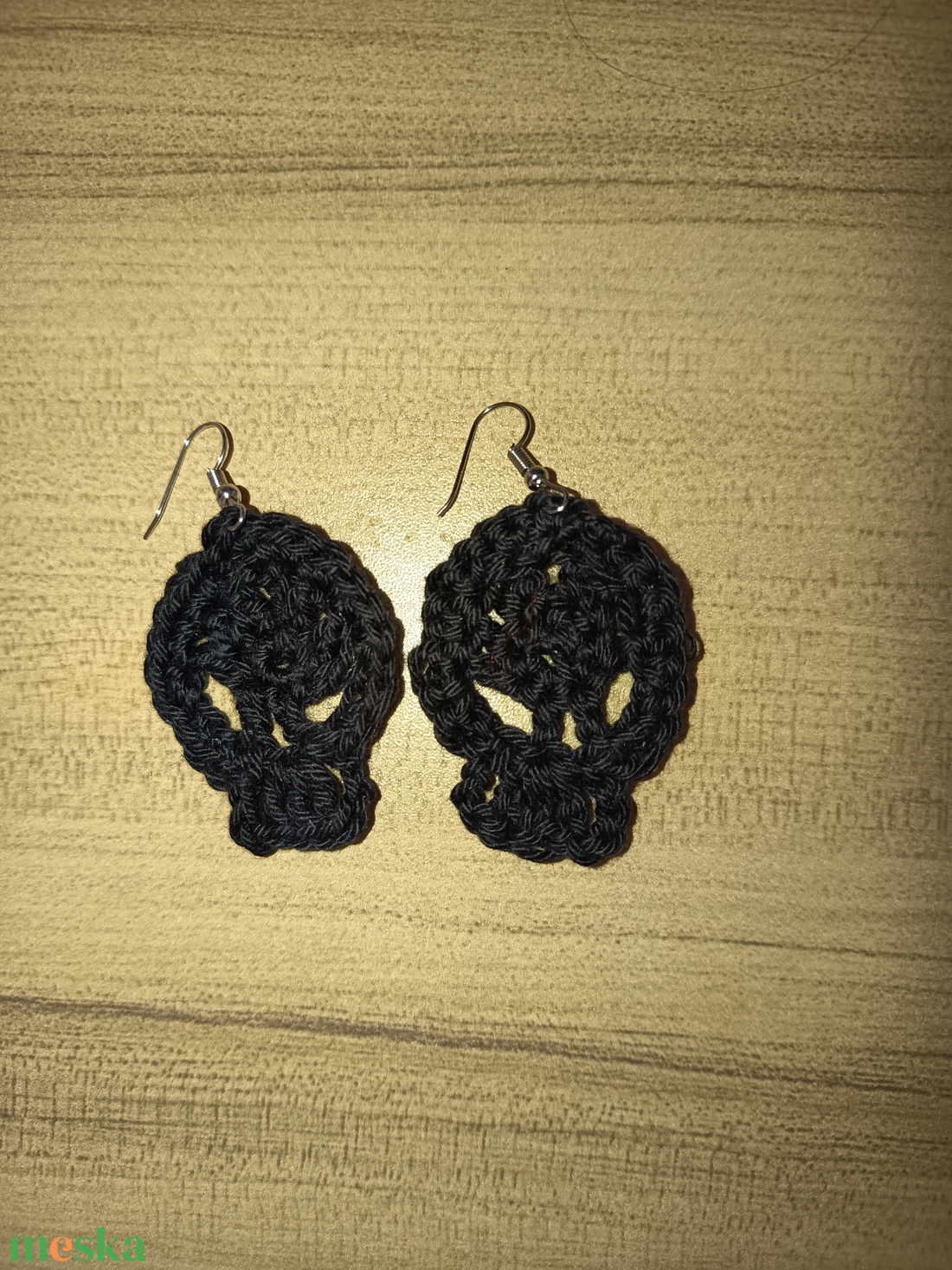 Horgolt koponya fülbevaló - ékszer - karkötő - széles karkötő - Meska.hu