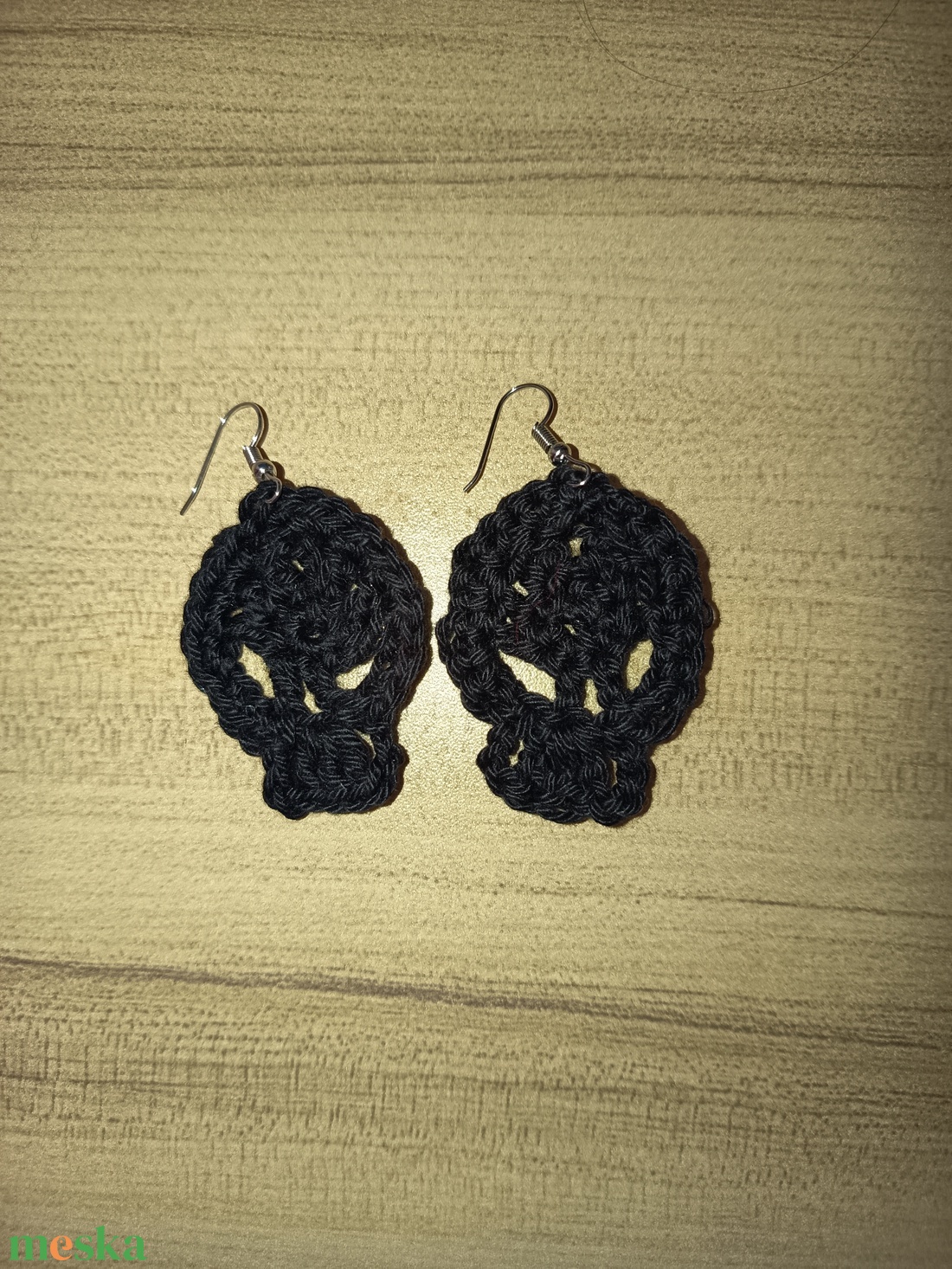 Horgolt koponya fülbevaló - ékszer - karkötő - széles karkötő - Meska.hu