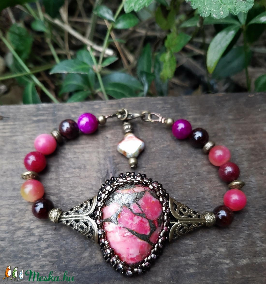 Jáde és gránát karkötő - ékszer - karkötő - gyöngyös karkötő - Meska.hu