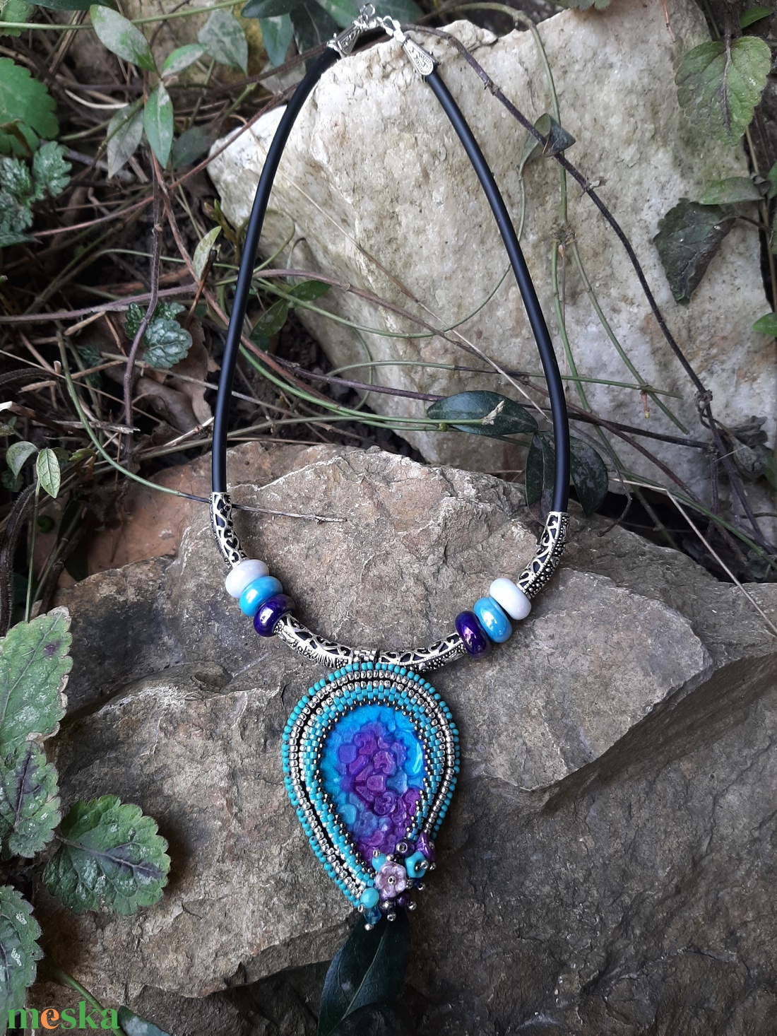 Nyaklánc  gyöngyhímzett medállal  - ékszer - nyaklánc - medálos nyaklánc - Meska.hu