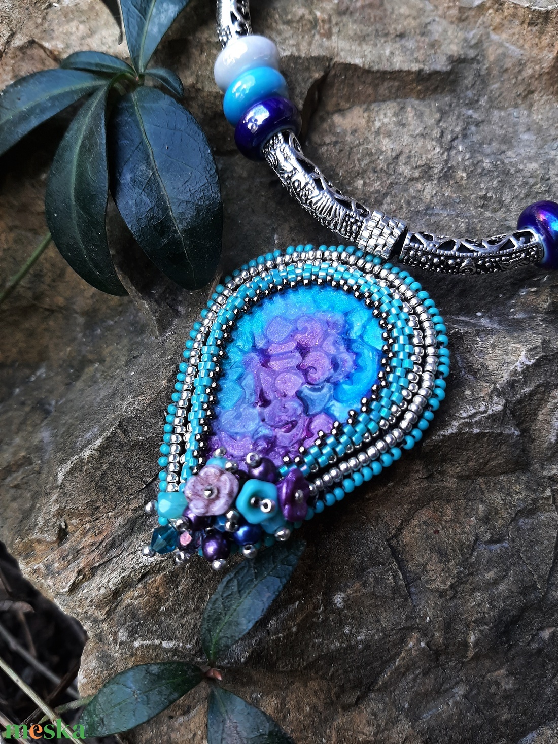 Nyaklánc  gyöngyhímzett medállal  - ékszer - nyaklánc - medálos nyaklánc - Meska.hu