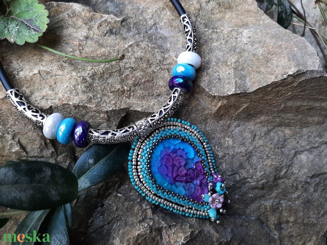 Nyaklánc  gyöngyhímzett medállal  - ékszer - nyaklánc - medálos nyaklánc - Meska.hu