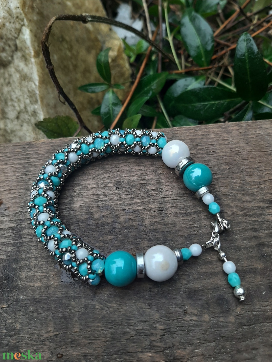 Türkiz és fehér - ékszer - karkötő - gyöngyös karkötő - Meska.hu