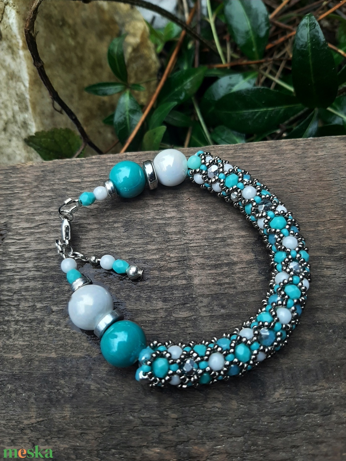 Türkiz és fehér - ékszer - karkötő - gyöngyös karkötő - Meska.hu