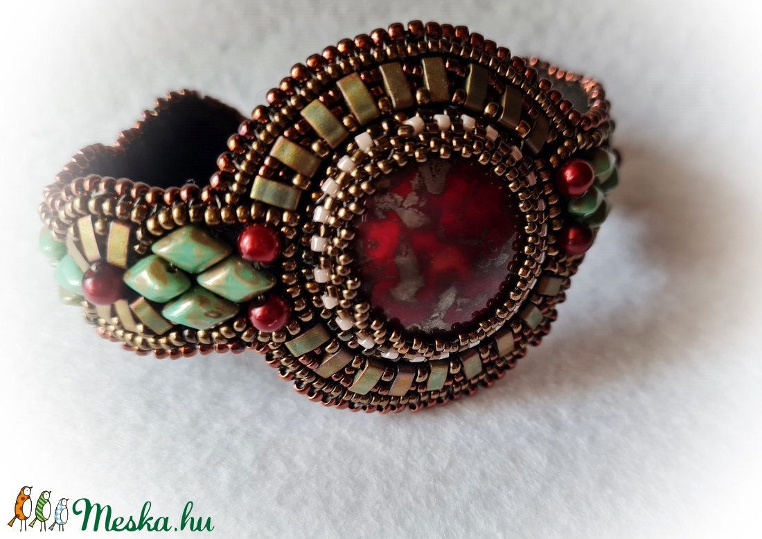 gyöngyhímzett karkötő - ékszer - karkötő - karkötő medállal - Meska.hu