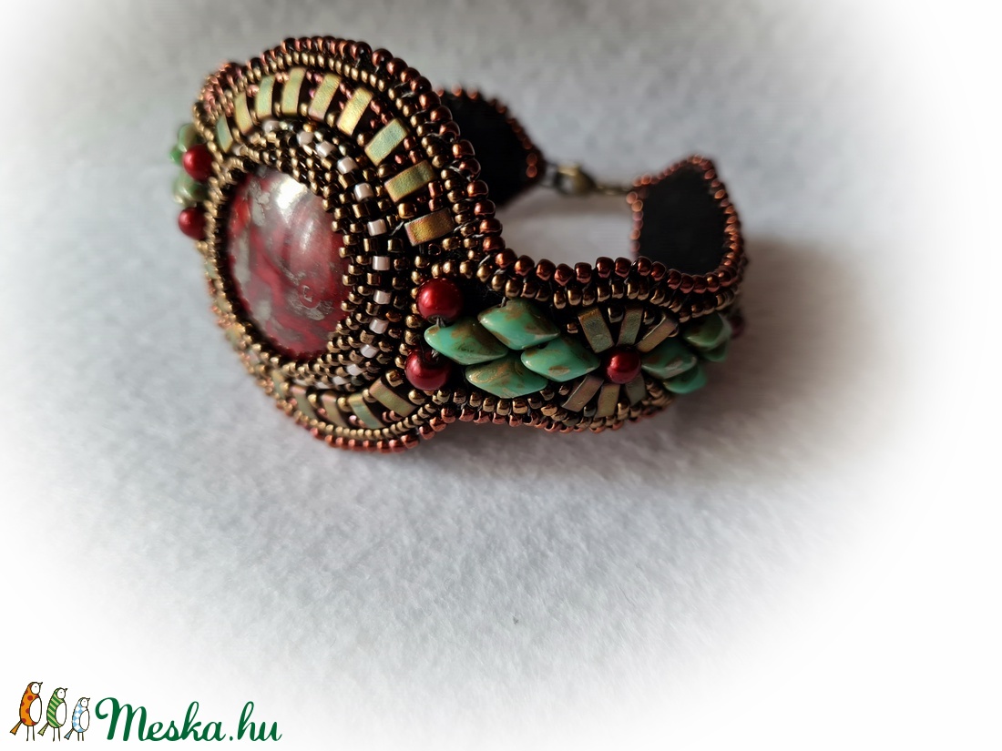 gyöngyhímzett karkötő - ékszer - karkötő - karkötő medállal - Meska.hu