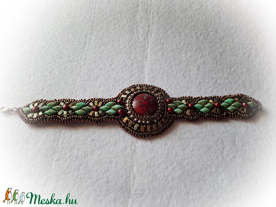 gyöngyhímzett karkötő - ékszer - karkötő - karkötő medállal - Meska.hu