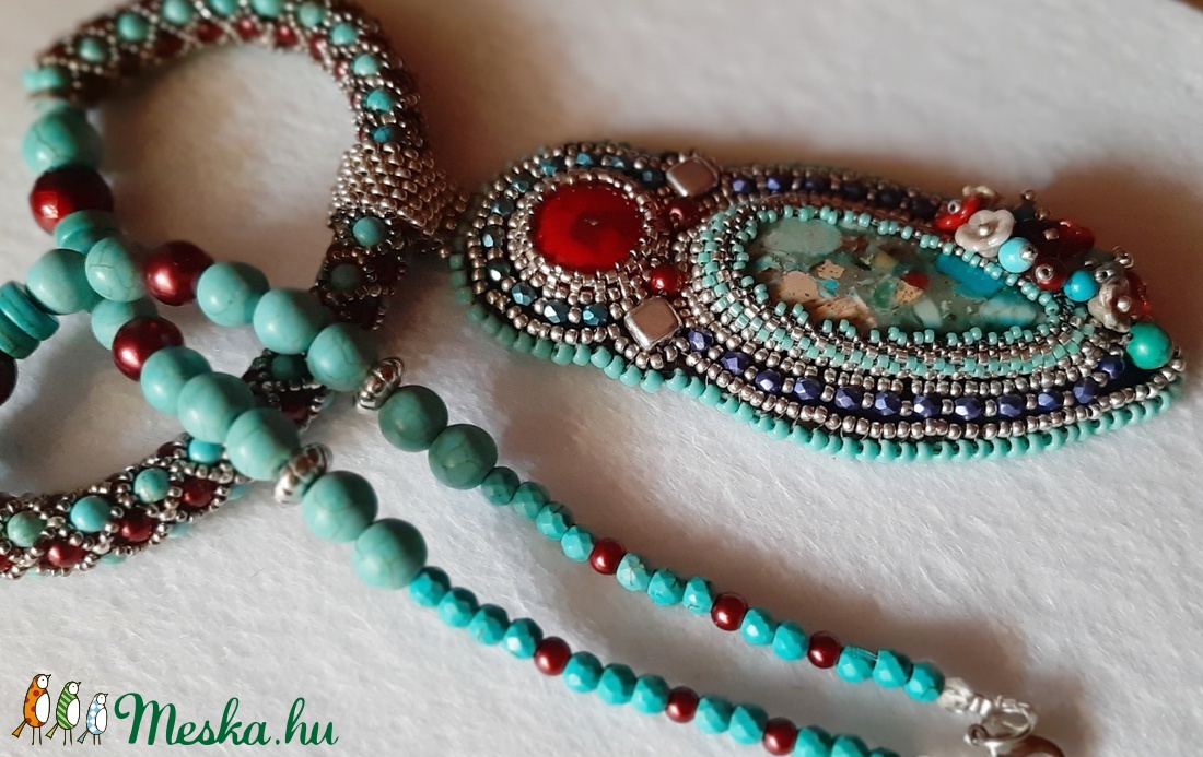 Nyaklánc gyöngyhímzett medállal - ékszer - nyaklánc - medálos nyaklánc - Meska.hu