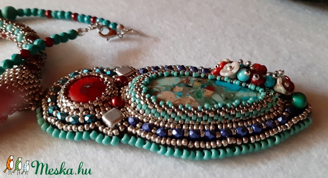 Nyaklánc gyöngyhímzett medállal - ékszer - nyaklánc - medálos nyaklánc - Meska.hu