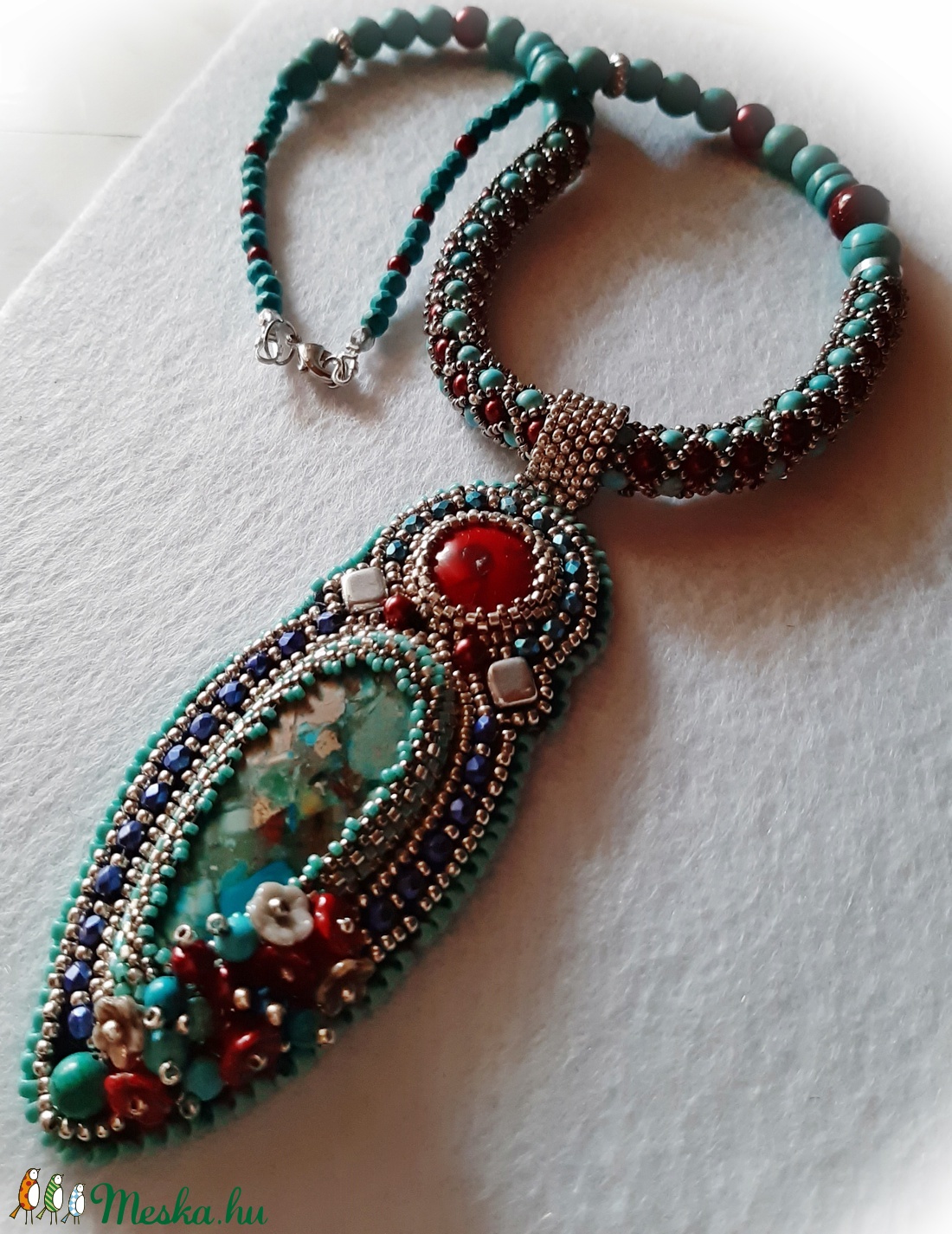 Nyaklánc gyöngyhímzett medállal - ékszer - nyaklánc - medálos nyaklánc - Meska.hu