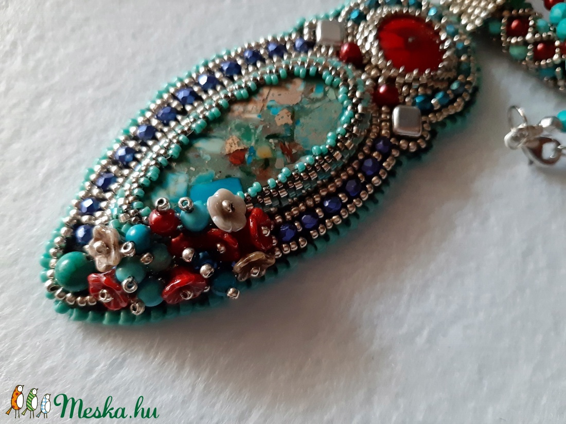 Nyaklánc gyöngyhímzett medállal - ékszer - nyaklánc - medálos nyaklánc - Meska.hu