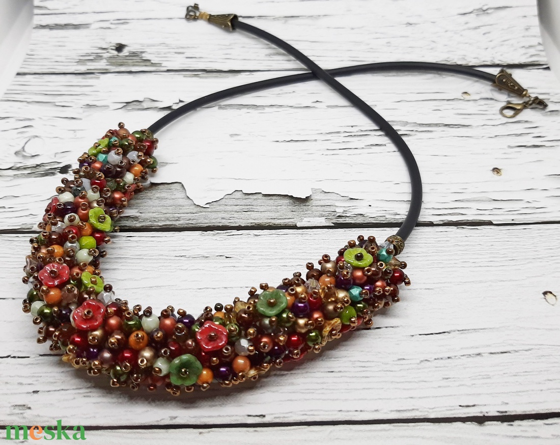Szines, virágos, apró gyöngyös nyaklánc - ékszer - nyaklánc - statement nyaklánc - Meska.hu