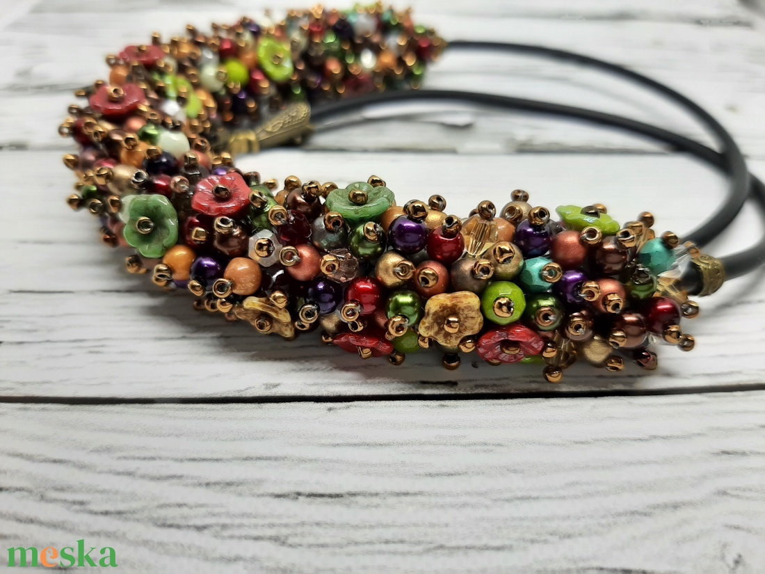 Szines, virágos, apró gyöngyös nyaklánc - ékszer - nyaklánc - statement nyaklánc - Meska.hu