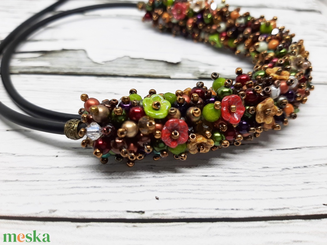 Szines, virágos, apró gyöngyös nyaklánc - ékszer - nyaklánc - statement nyaklánc - Meska.hu