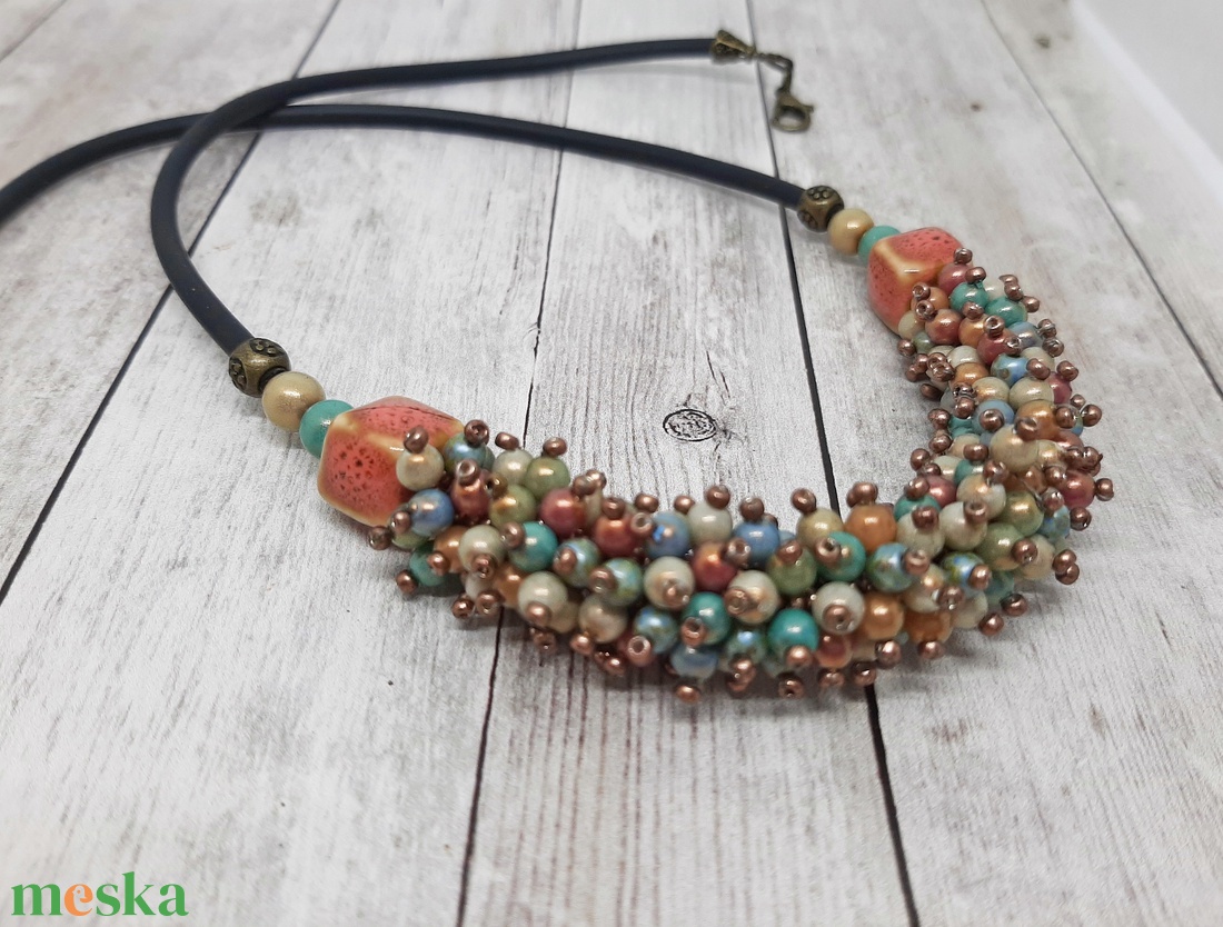 Szines bogyós nyaklánc - ékszer - nyaklánc - gyöngyös nyaklánc - Meska.hu