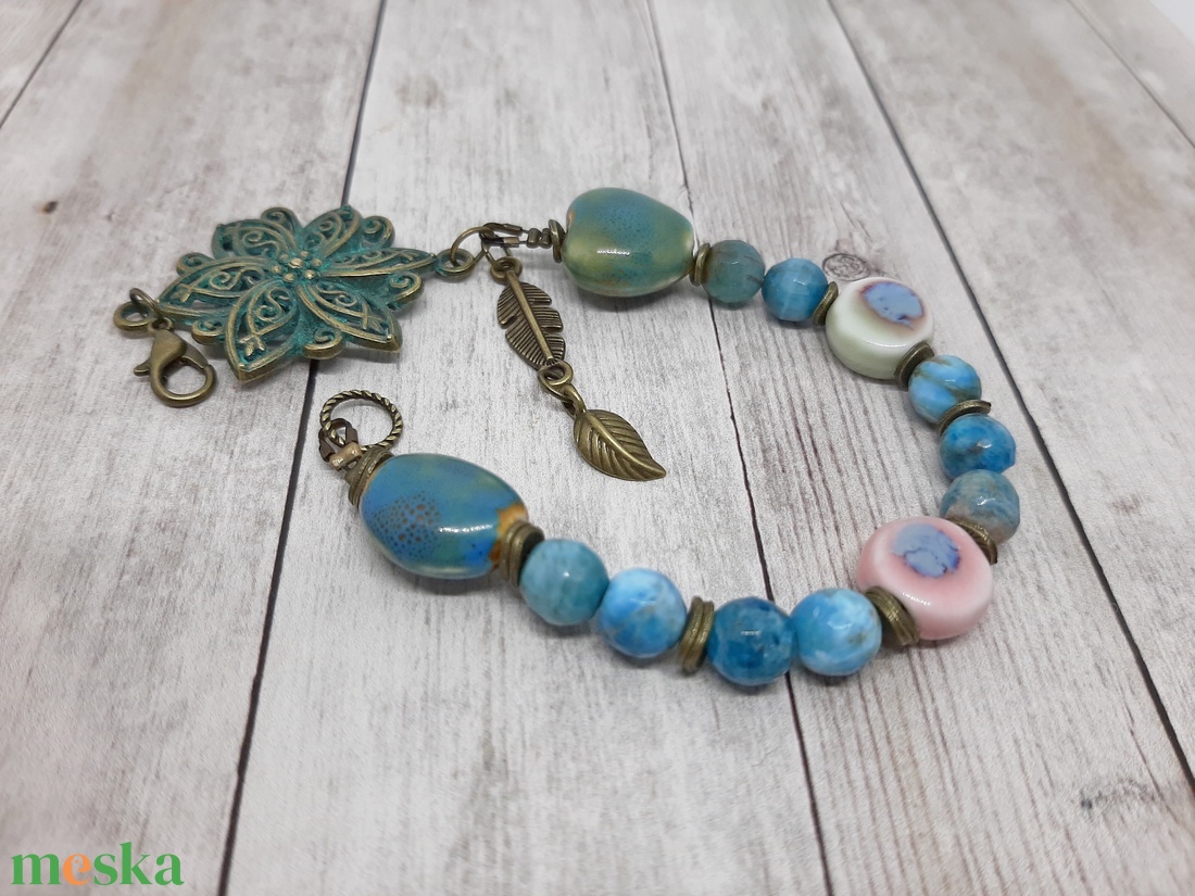 Apatit-kerámia karkötő, bohém stílus ékszer, kék karkötő, féldrágakő karkötő - ékszer - karkötő - gyöngyös karkötő - Meska.hu