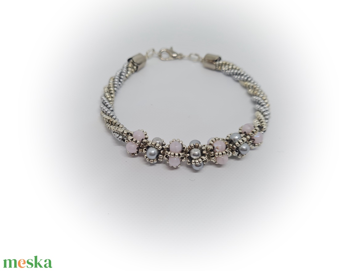 Ezüst és rózsaszin gyöngyös karkötő - ékszer - karkötő - bogyós karkötő - Meska.hu