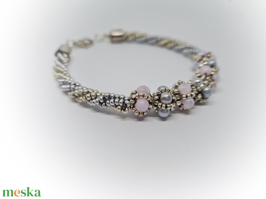 Ezüst és rózsaszin gyöngyös karkötő - ékszer - karkötő - bogyós karkötő - Meska.hu