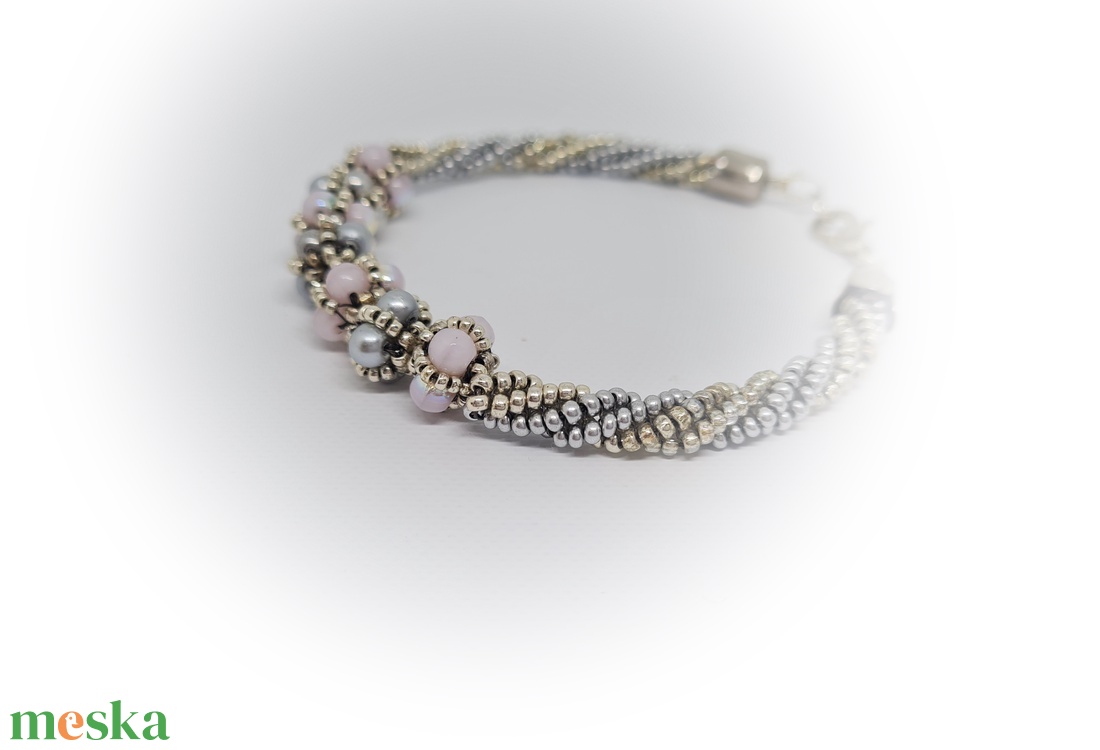 Ezüst és rózsaszin gyöngyös karkötő - ékszer - karkötő - bogyós karkötő - Meska.hu
